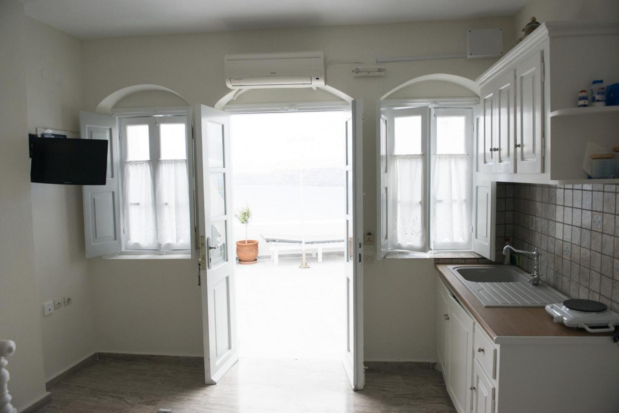 Captain John Villas Oia - Caldera & Sunset View Room photo